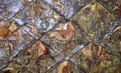 Không ai rõ động cơ thúc đẩy Stenman sử dụng giấy báo. Con cháu ông cho rằng ông muốn thử nghiệm một vật liệu cách nhiệt rẻ và sẵn có trong thời kỳ suy thoái. Ngay cả keo dán cũng là sản phẩm do Stenman tự chế từ bột mì, nước và vỏ táo. Stenman cũng có thể đang thử nghiệm tái chế hoặc ông đặc biệt thích giấy. Ông chính là người thiết kế những chiếc máy sản xuất kẹp giấy. 