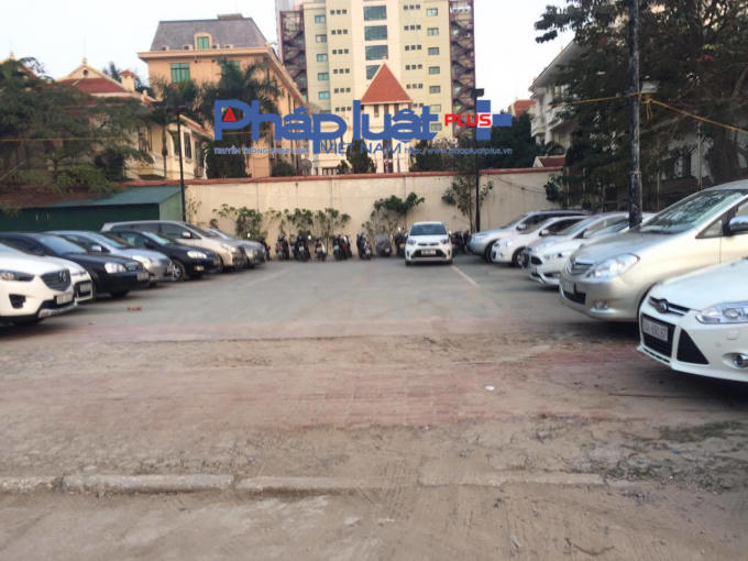  Giá một tháng trông xe ô tô ở đây giao động từ 1 triệu – 1,2 triệu/tháng/ô tô, giá một tháng trông xe máy ở đây là 120.000 đồng/xe.