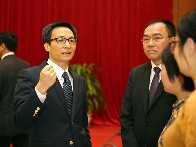 Phó Thủ tướng Vũ Đức Đam trao đổi với các đại biểu dự hội nghị sơ kết 1 năm thực hiện thí điểm tự chủ ĐH theo Nghị quyết 77. Ảnh: VGP/Quang Hiếu