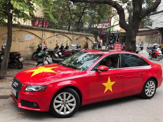 dua-nhau-trang-tri-o-to-co-vu-u23-viet-nam-13