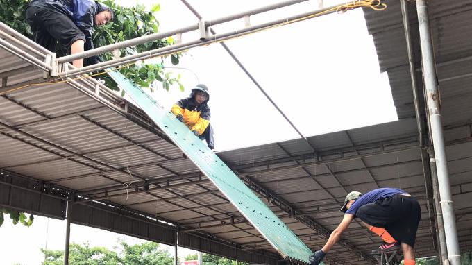 Nghệ An: Dân tháo mái tôn, kéo thuyền, đóng cát chắn ki ốt chạy bão Sơn Tinh