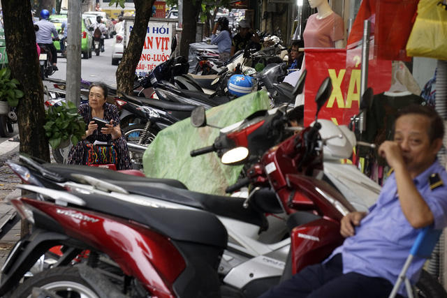 Tuy nhiên, sau hơn 5 tháng dọn dẹp, nhiều tuyến phố không duy trì được trật tự vỉa hè như thời gian đầu "chiến dịch", tình trạng tái lấn chiếm xuất hiện. Trong ảnh, xe máy để lộn xộn choán gần hết vỉa hè phố Hàng Vôi.