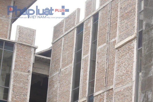 Nhiều nơi vẫn trơ gạch chưa được trát xi măng hay ốp đá.