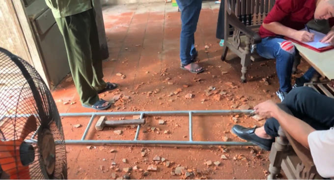 Toàn bộ mái ngói của ngôi nhà bị huỷ hoại, gia đình anh Dương không còn nơi ở nào khác, phải đi thuê trọ. Cuộc sống