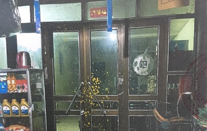 Gia đình Chị Nguyễn Thị Thơm, Nguyễn Nam Tiến bị các đối tượng ném chất bẩn vào nhà.