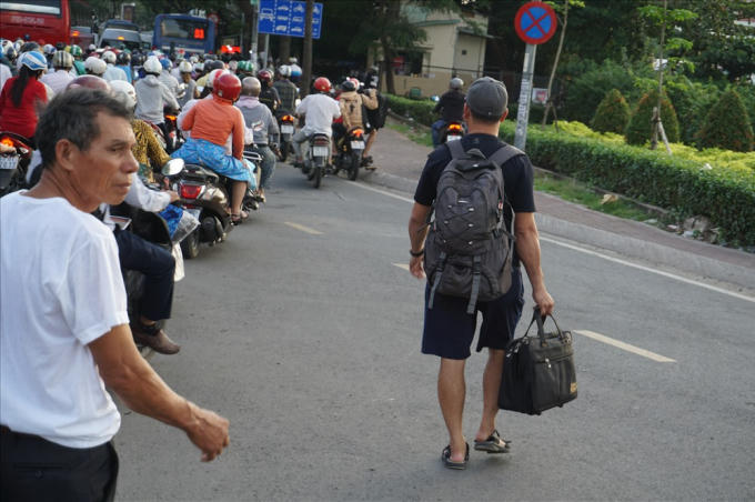 Sợ trễ giờ, hành khách xuống taxi đi bộ vào bến xe Miền Đông