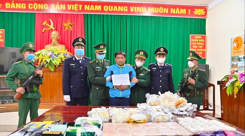 Lực lượng chức năng bắt giữ đối tượng Thạo Kong Vàng Xông Xay Vư và thu giữ tang vật vụ án. (Ảnh: Báo Thanh Hoá)