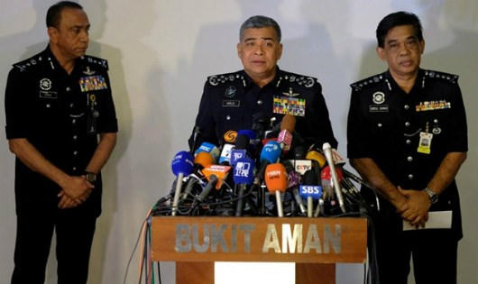 Tổng thanh tra cảnh sát Malaysia, ông Khalid Abu Bakar (giữa) phát biểu trong cuộc họp báo tại thủ đô Kula Lumpur. (Ảnh: Reuters)