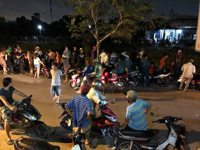 Người dân ở huyện Hóc Môn (TPHCM) tụ tập xem vụ án mạng trong đêm 11/3. Ảnh Ngô Bình.