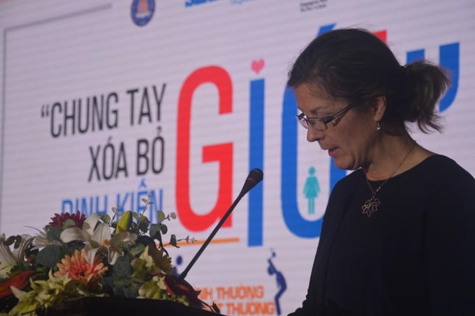 bà Louise Chamberlain, Giám đốc quốc gia của Chương trình phát triển LHQ tại Việt Nam bày tỏ quan điểm tại chương trình. Ảnh: Thu Hà