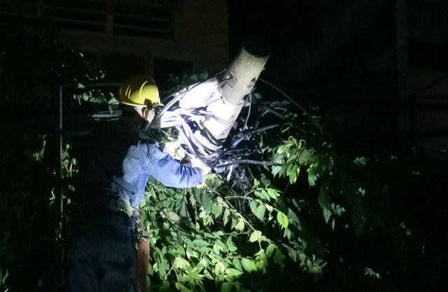 TPHCM: T&agrave;u hỏa k&eacute;o g&atilde;y cột điện, 2 người đi xe m&aacute;y bị ảnh hưởng