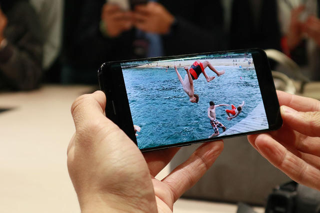 Một nâng cấp mới trên Galaxy S9 đó là điện thoại thông minh đầu tiên có hỗ trợ ứng dụng SmartThings mới, giúp người dùng có thể quản lý mọi khía cạnh của cuộc sống luôn kết nối: tại nhà, tại văn phòng hay trong lúc di chuyển. Ứng dụng SmartThings sẽ được giới thiệu với Galaxy S9 và S9+ sẽ kết nối được với các thiết bị của Samsung lẫn không phải của Samsung.