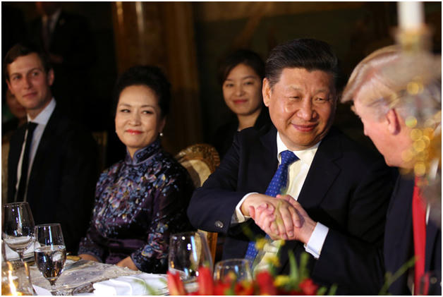 Trước khi bắt đầu bữa tiệc, Tổng thống Trump đã chia sẻ về “tình bạn” với Chủ tịch Tập Cận Bình, khẳng định đây sẽ là mối quan hệ tốt đẹp về lâu dài. (Ảnh: Reuters)