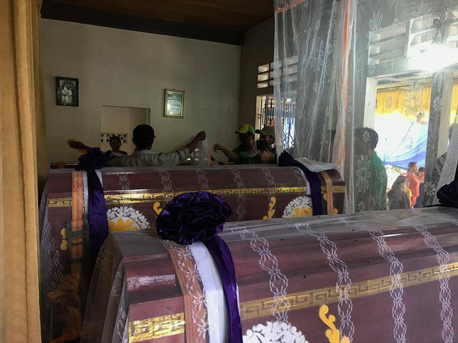 Những chiếc quan tài đặt cạnh bên nhau với những nỗi đau không thể nói được bằng lời.