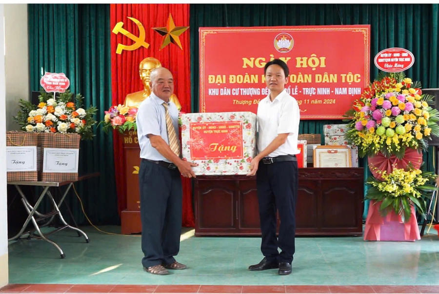 Đại diện Huyện Trực Ninh trao quà nhân Ngày hội Đại đoàn kết dân tộc.