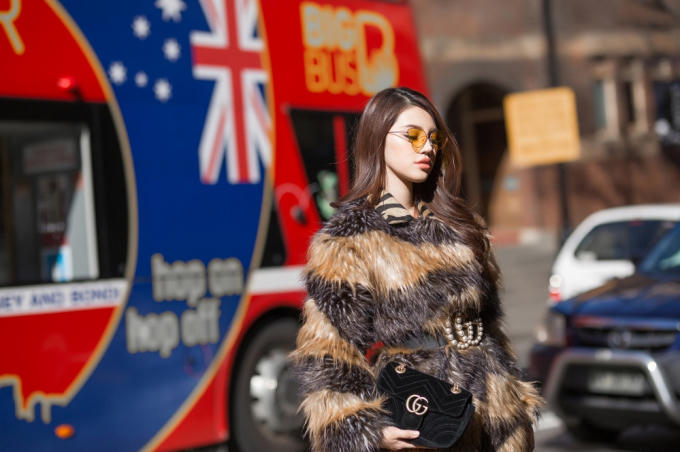 Jolie Nguyễn cuốn hút trên đường phố Sydney phụ kiện hàng hiệu đắt đỏ