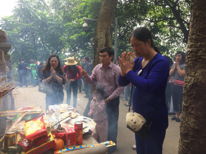 Người dân thắp hương tại đền thờ Bác Hồ.