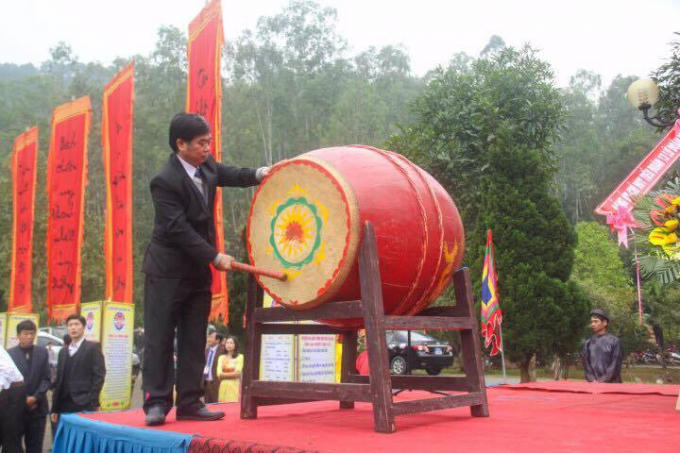 Chủ tịch UBND huyện Nam Đàn đánh trống khai mạc lễ hội Vua Mai.