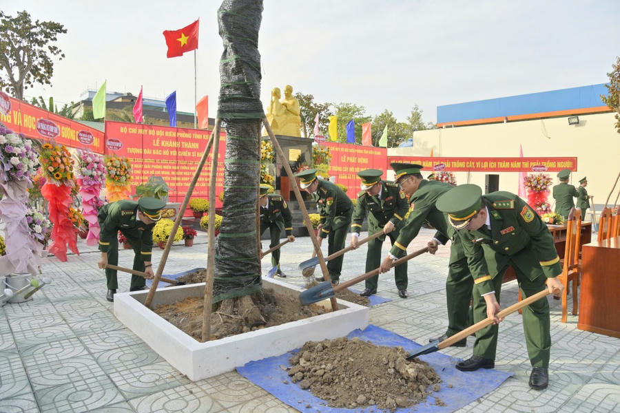 Thủ trưởng Bộ chỉ huy và cán bộ, chiến sĩ Bộ đội Biên phòng tỉnh Kiên Giang trồng cây sau lễ phát động.