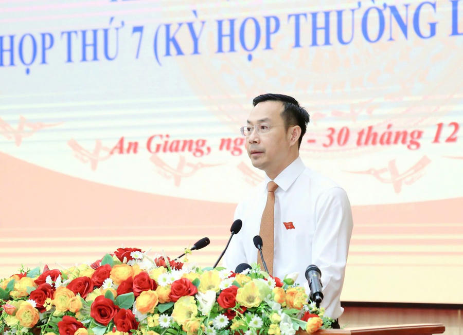 Ông Nguyễn Thanh Nhàn, Phó Bí thư Thường trực Tỉnh ủy, Chủ tịch HĐND tỉnh An Giang điều hành và phát biểu tại phiên họp.