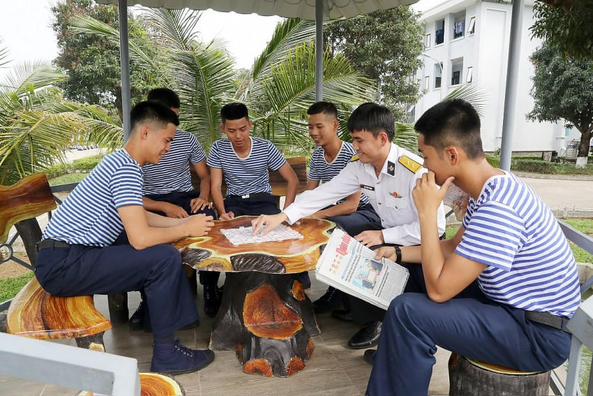 Huấn luyện thể lực và các kỹ năng chiến đấu và thể thao, tăng gia sản xuất.