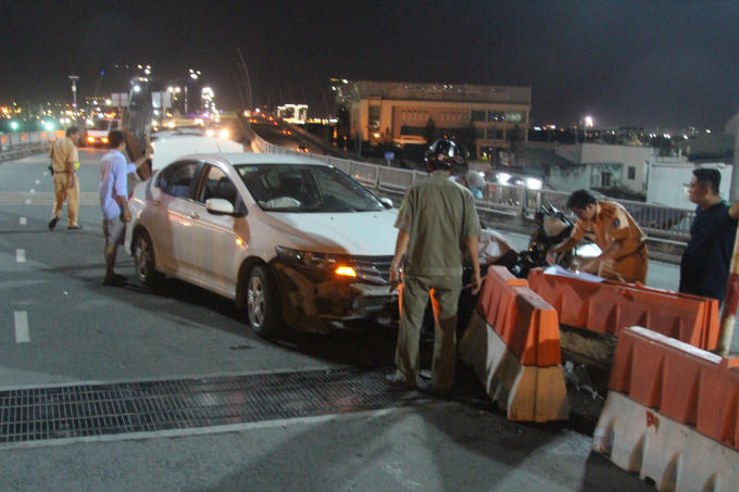 Hai phương tiện lao vào dải phân cách mới chịu dừng lại.