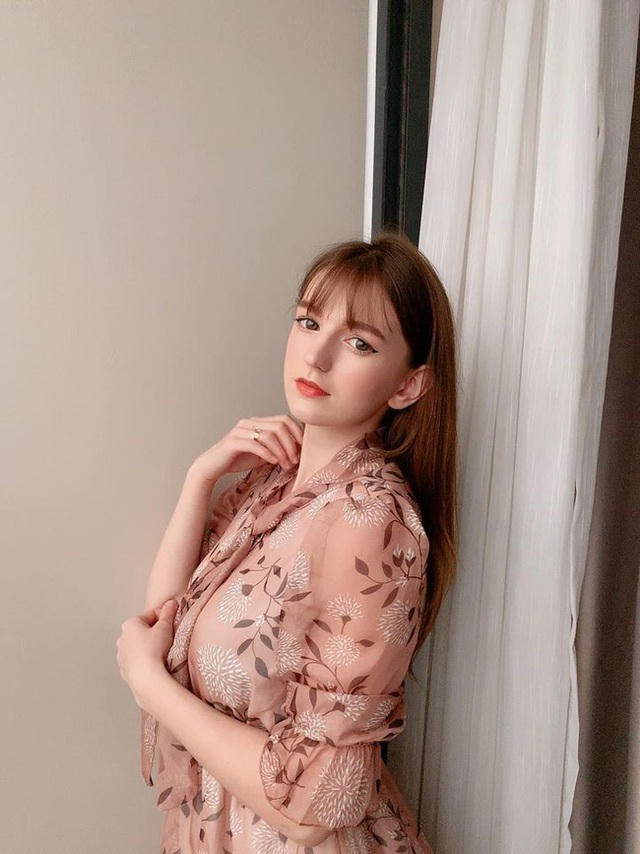 Trước khi trở thành DJ, cô từng là giáo viên tiếng Anh dạy vẽ, múa ở trường quốc tế. 