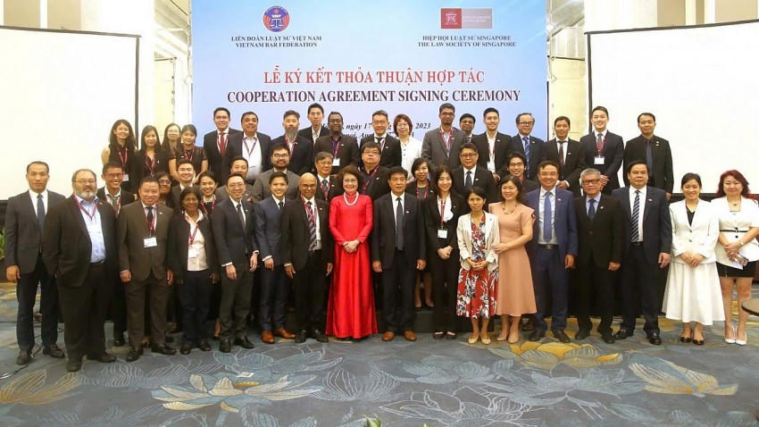 Các Luật sư Singapore chụp ảnh lưu niệm với Luật sư Việt Nam trong khuôn khổ chuyến thăm, giao lưu và ký thoả thuận hợp tác giữa Hiệp hội LS Singapore và Liên đoàn LS Việt Nam.