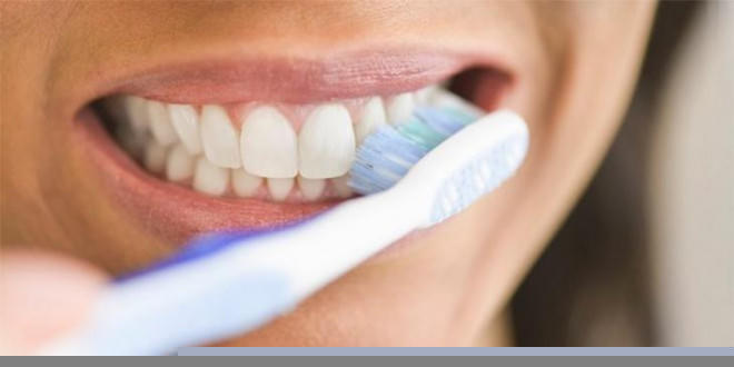 Đánh răng 2 lần/ngày bằng kem đánh răng có chứa fluoride để bảo vệ răng miệng.