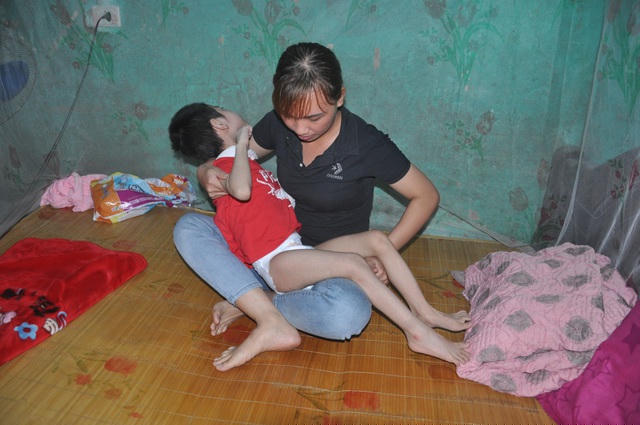 8 năm đằng đẵng chăm con, chưa giây phút nào chị Huyền thôi hi vọng một ngày con sẽ gọi được 1 tiếng