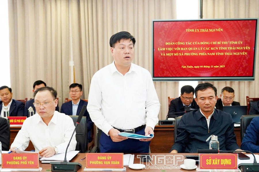 Ông Trần Xuân Trường, Bí thư Đảng ủy phường Vạn Xuân báo cáo về tình hình phát triển kinh tế - xã hội của địa phương, đặc biệt là việc phát triển công nghiệp trên địa bàn.
