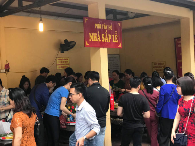 Nhà sắp lễ cũng vô cùng tấp nập.
