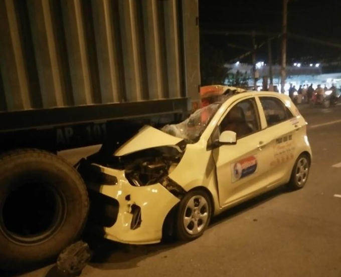 Chiếc taxi găm chặt vào xe container trên quốc lộ 51.