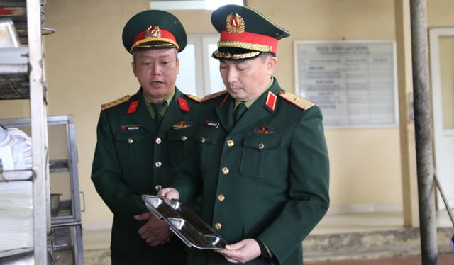 Thiếu tướng Nguyễn Quốc Duyệt - Tư lệnh Bộ Tư lệnh Thủ đô đi thị sát hai địa điểm tiếp sẵn sàng tiếp nhận 950 người từ vùng dịch trở về. Đến nay, công tác hậu cần đã chuẩn bị chu đáo, lực lượng quận đội Thủ đô sẵn sàng tiếp nhận công dân.