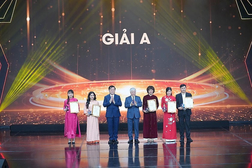Trưởng Ban Tuyên giáo TƯ Nguyễn Trọng Nghĩa và Chủ tịch UBTƯ MTTQ Đỗ Văn Chiến trao giải A cho các tác giả/nhóm tác giả.