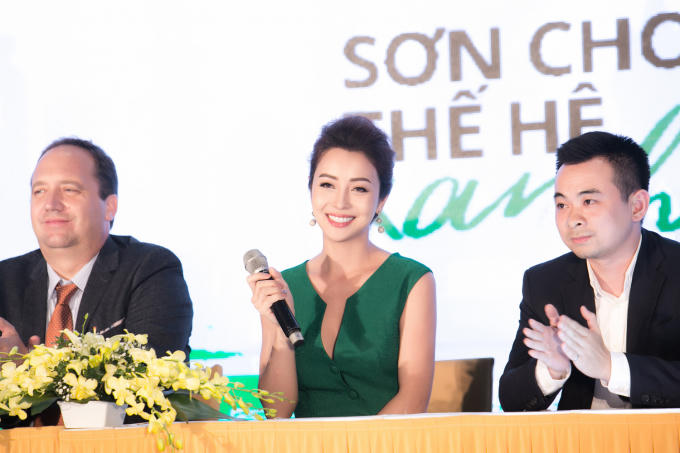 Hoa hậu Jennifer Phạm xuất hiện đẹp đôi cùng ông xã