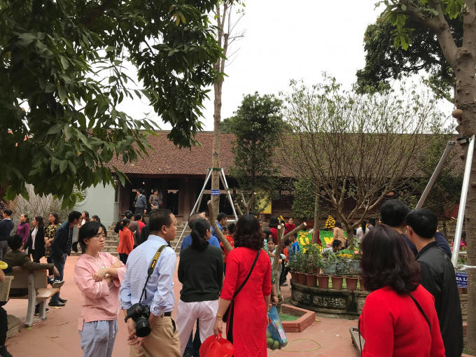 Sân chính trước khi khách vào lễ Tam bảo. Hàng ngàn người chen chân lễ ban Tam Bảo và vãn cảnh chùa cầu bình an đầu năm mới.