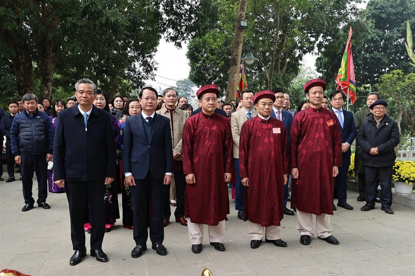 Lãnh đạo UBND TP Hà Nội cùng lãnh đạp huyện Ba Vì dâng hương.
Lãnh đạo UBND TP Hà Nội cùng lãnh đạp huyện Ba Vì dâng hương.