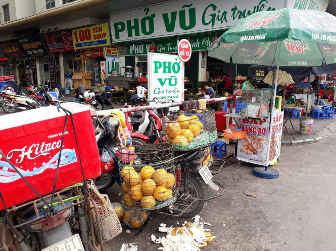Góc chung cư không khác gì khu chợ - Ảnh: QUANG THẾ
