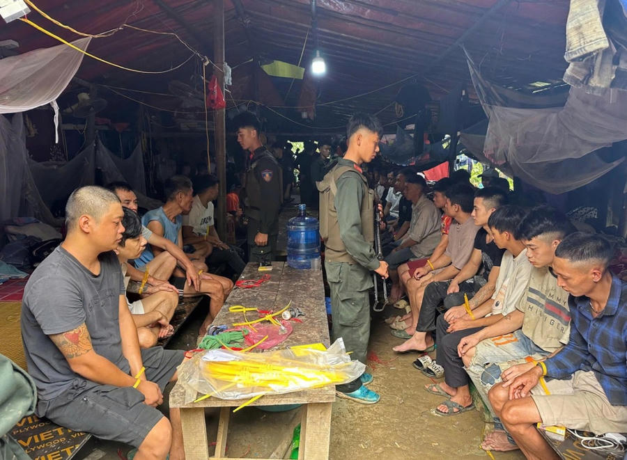 Các đối tượng trong nhóm khai thác vàng trái phép (Ảnh: Công an cung cấp).