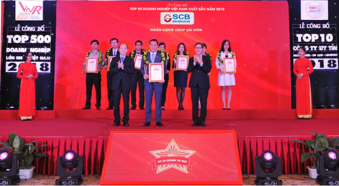 Ông Hoàng Minh Hoàn – Phó Tổng Giám đốc SCB nhận cup và chứng nhận danh hiệu từ Ban tổ chức VNR500
