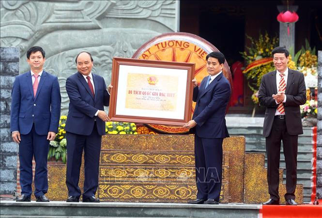 Thủ tướng Nguyễn Xuân Phúc trao Bằng xếp hạng di tích Quốc gia đặc biệt” Gò Đống Đa”.