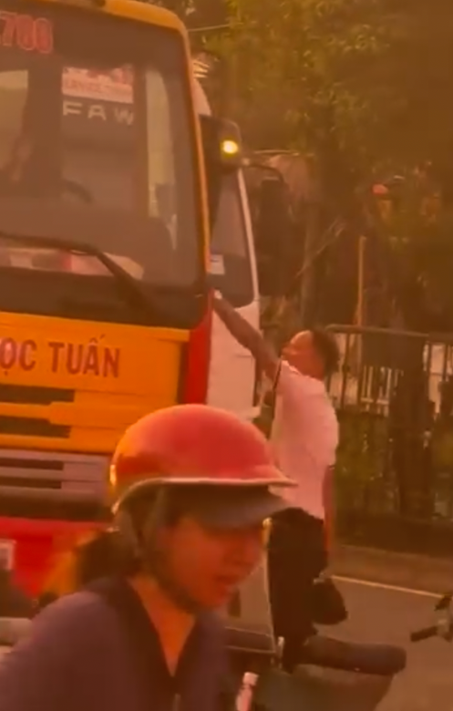 Cơ quan chức năng đang truy tìm để xử lý đối với người đàn ông này.