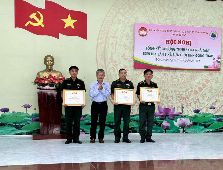 Các tập thể có được nhận bằng khen của Ủy ban MTTQ Việt Nam tỉnh Đồng Tháp vì đã có thành tích tiêu biểu trong thực hiện Chương trình "xoá nhà tạm" trên địa bàn 8 xã biên giới