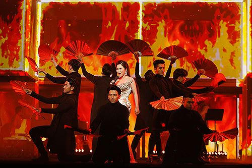 Trong 18 tiết mục, khán giả sẽ không cảm thấy nhàm chán bởi vì tất cả các ca khúc đều được dàn dựng khéo léo, phối lại 1 cách thông minh. 