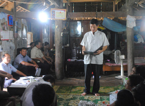  Cán bộ phải gần dân.