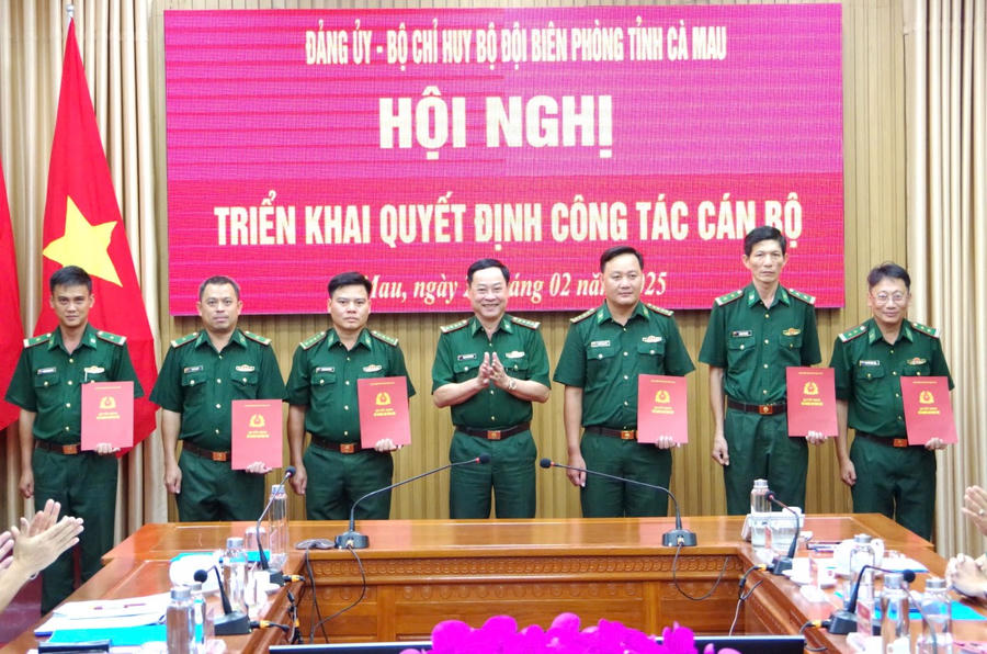 Đại tá Phạm Anh Chương - Chỉ huy trưởng BĐBP tỉnh Cà Mau, trao Quyết định điều động chức vụ Đồn phó, Chính trị viên phó cho các sĩ quan.