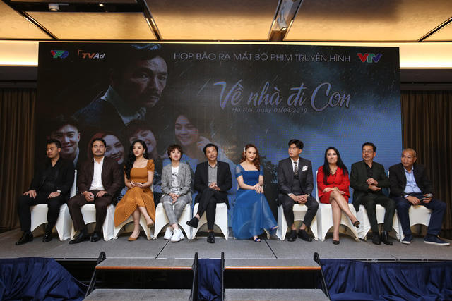 "Về nhà đi con" quy tụ dàn diễn viên hot trên màn ảnh Việt cùng sự trở lại của MC Tuấn Tú và sự tham gia của 2 diễn viên phía Nam