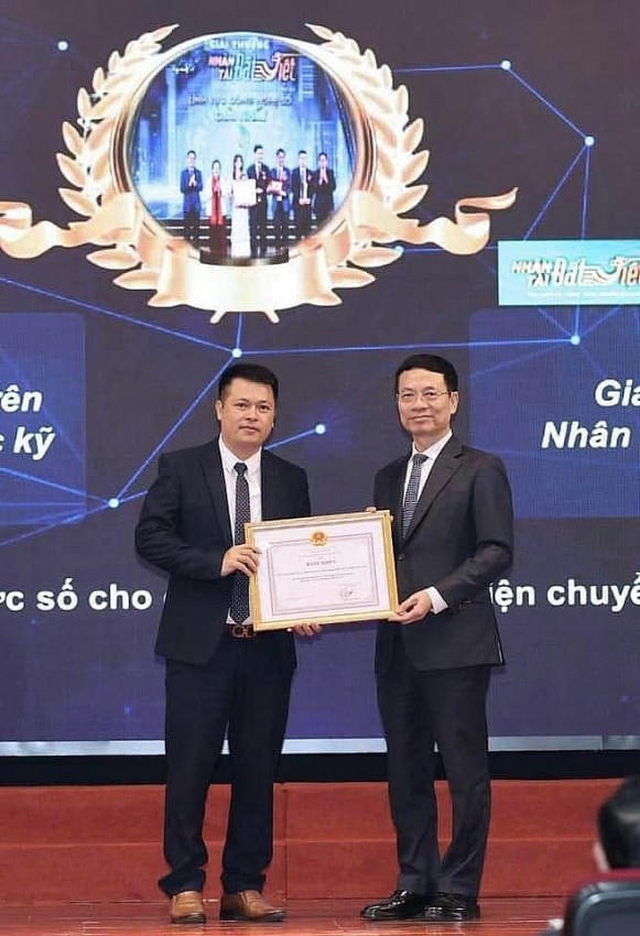 Bộ trưởng Nguyễn Mạnh Hùng trao bằng khen.