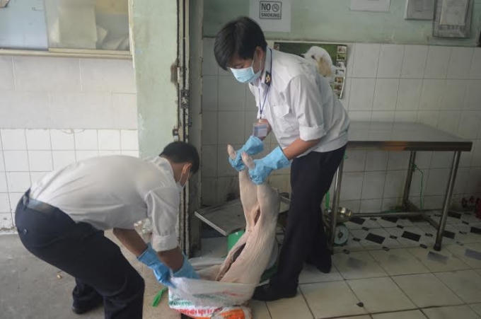 Cơ quan chức năng đang tịch thu toàn bộ lô hàng hơn 3 tạ heo sữa bẩn này để xử lí
